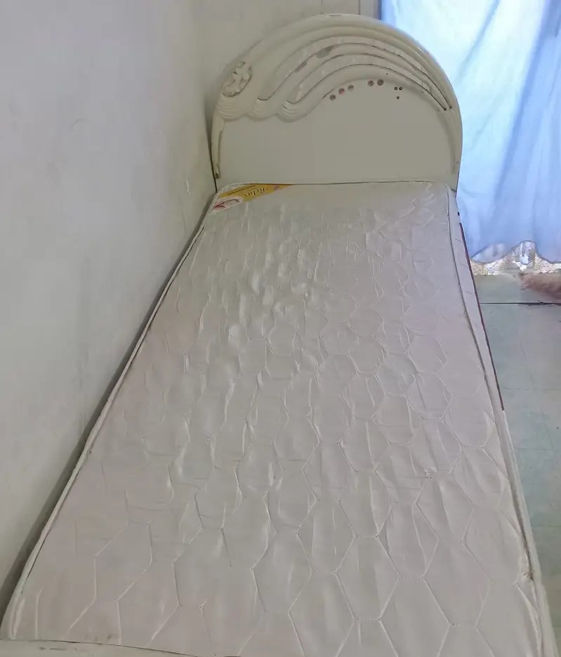 سرير مفرد مع مرتبة