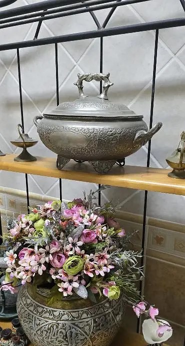 تحف عربية تراثية مزخرفة بلمسات فنية تقليدية.